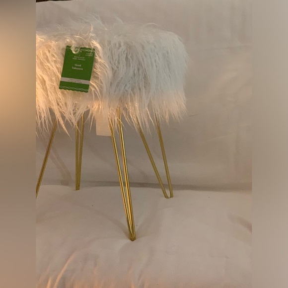 NWT Ashland Fux Fur 4 Legged Stool Gold Colored with White Fur Top - Picture 10 of 13